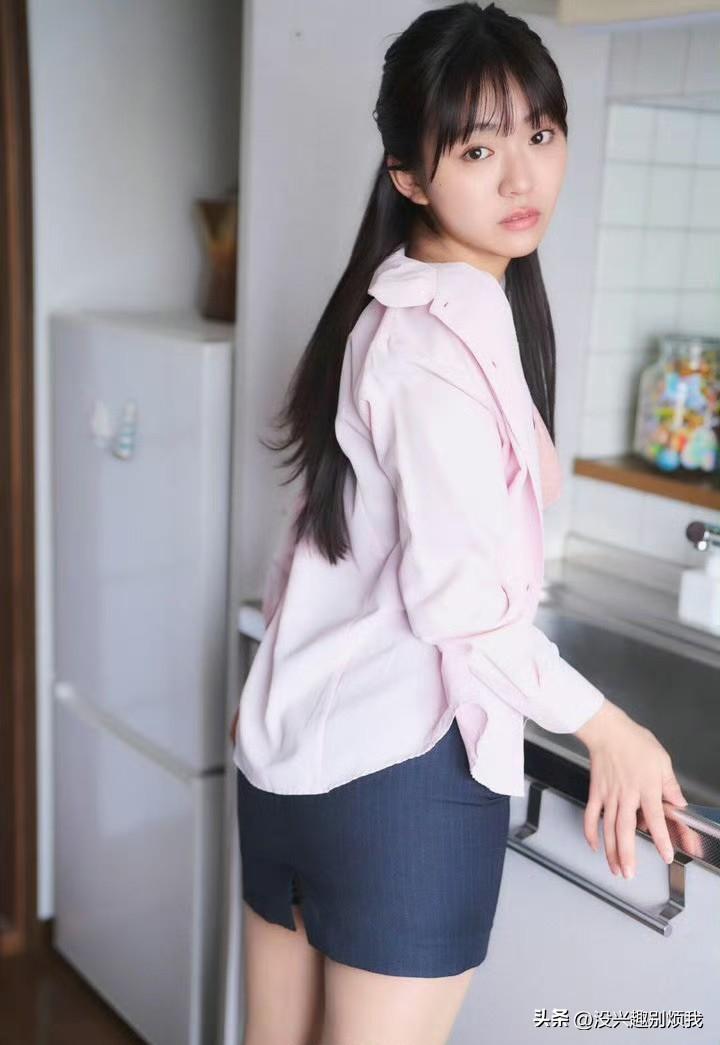 丰田露娜这初恋感拿捏了，粉衣配黑裙，温柔暴击！
