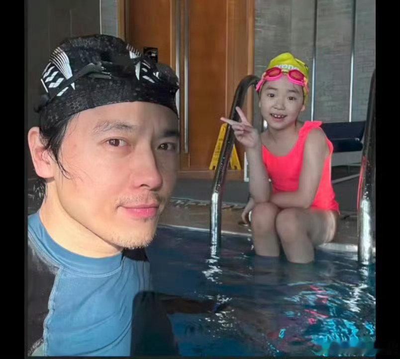 爸爸和爷爷奶奶为小酒窝庆生爸爸抓拍可爱瞬间，爷爷奶奶贴心投喂零食，温馨小家，盛装
