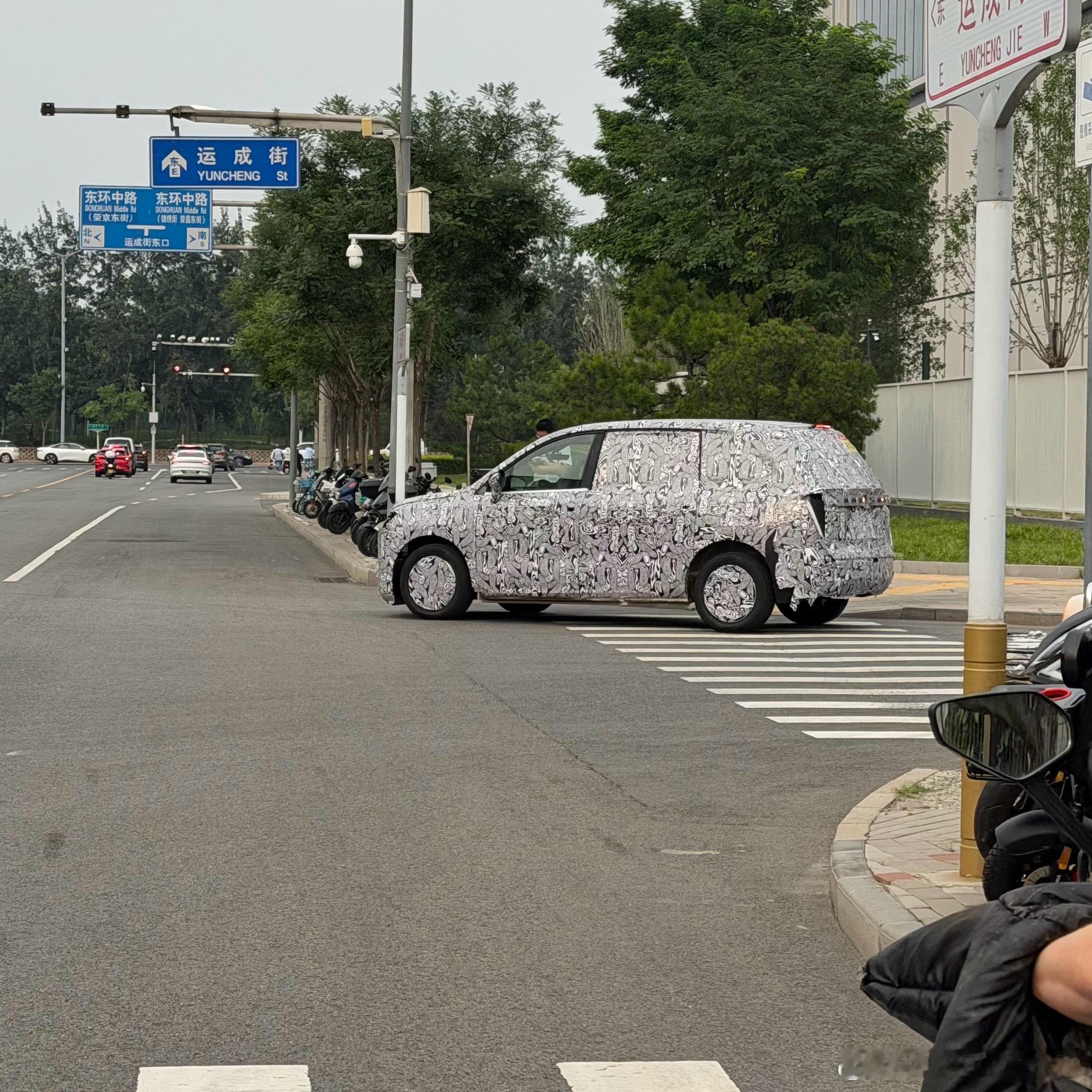 网友来稿，这是北汽的什么新车呢？顶挺高，看着挺卡通的