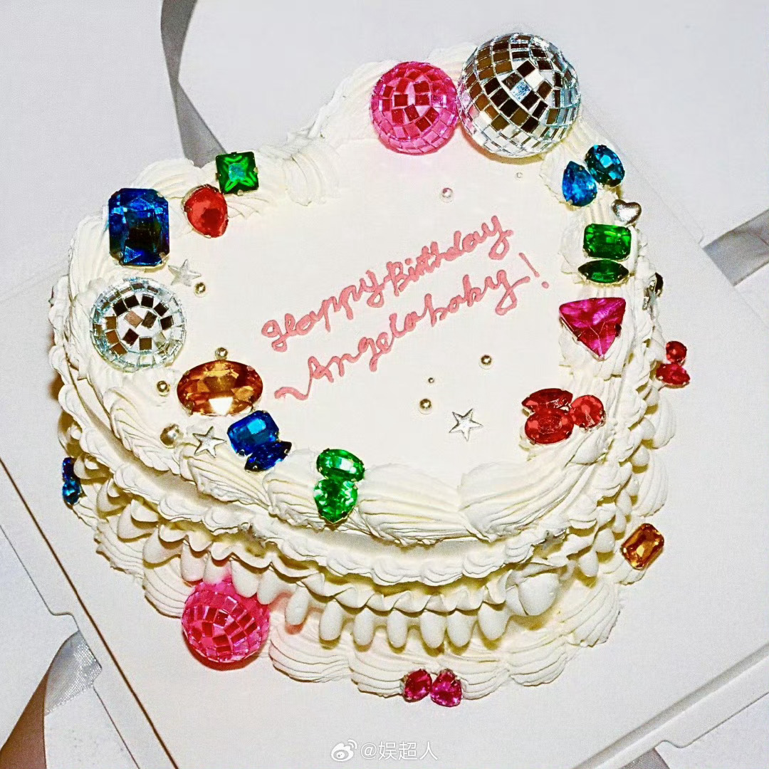 angelababy37岁生日照angelababy37岁了头戴皇冠、身披花纱，