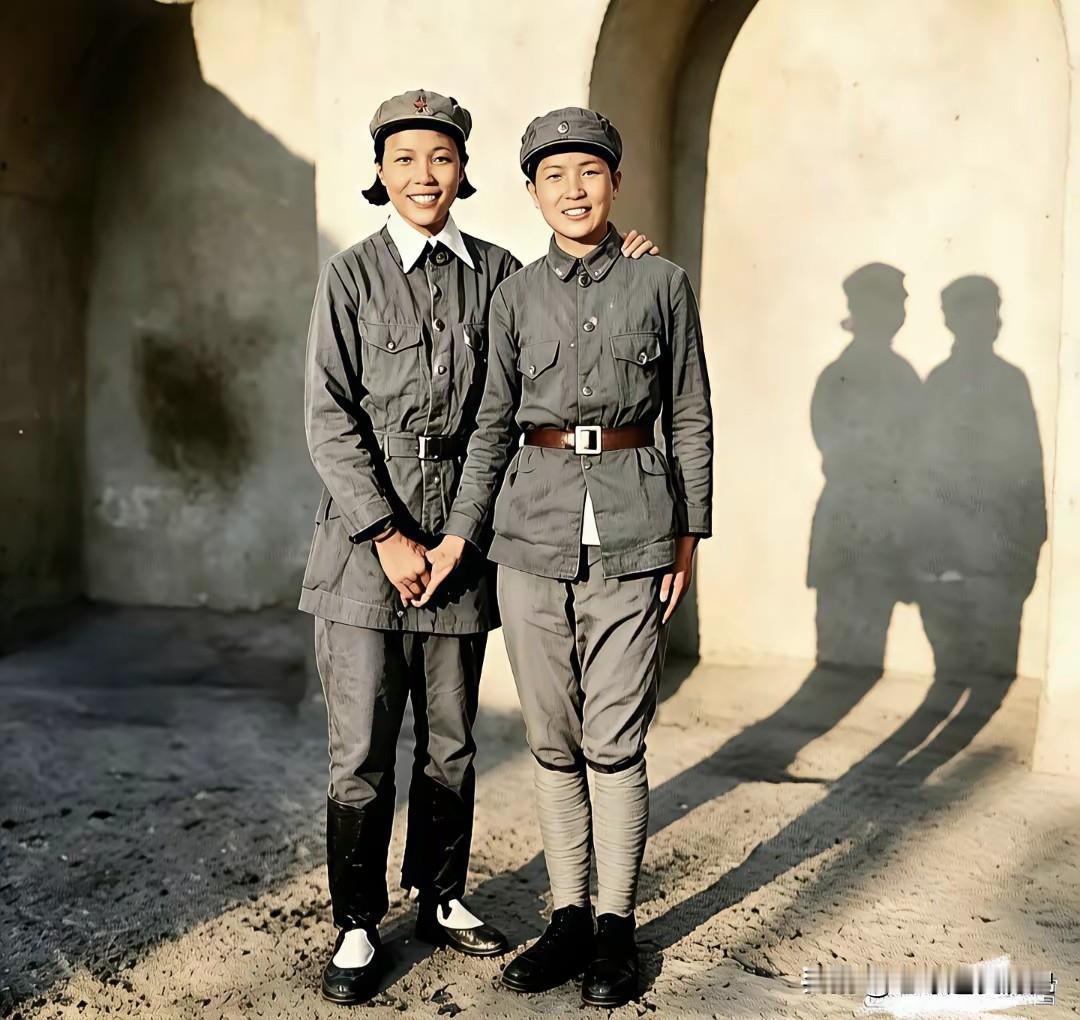 这张摄于1937年延安的照片，定格了蔡畅与回族女干部高桂英的珍贵时刻。
画面中，
