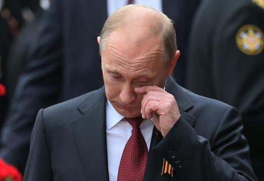 【克里姆林宫对普京支持率下降表示担忧。官员们表示，这种下降与互联网限制有关。】据