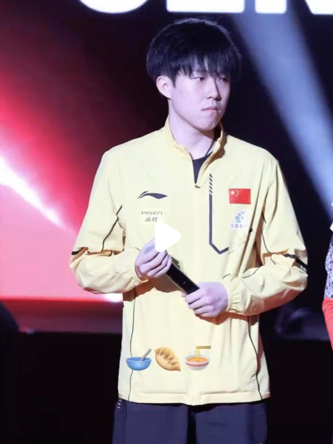 笑不活了，大头被吓了一跳，上一秒左手还在握着话筒，下一秒直接手炸开了。原来是话筒