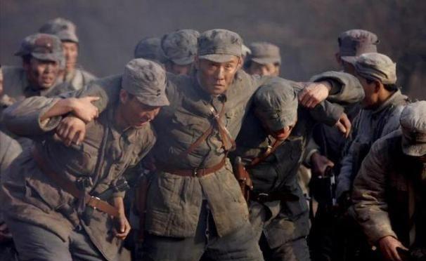 1975年，在东北深山，一个猎人发现一具骨骸，心里很难受，当他看到骨骸旁的破烂本