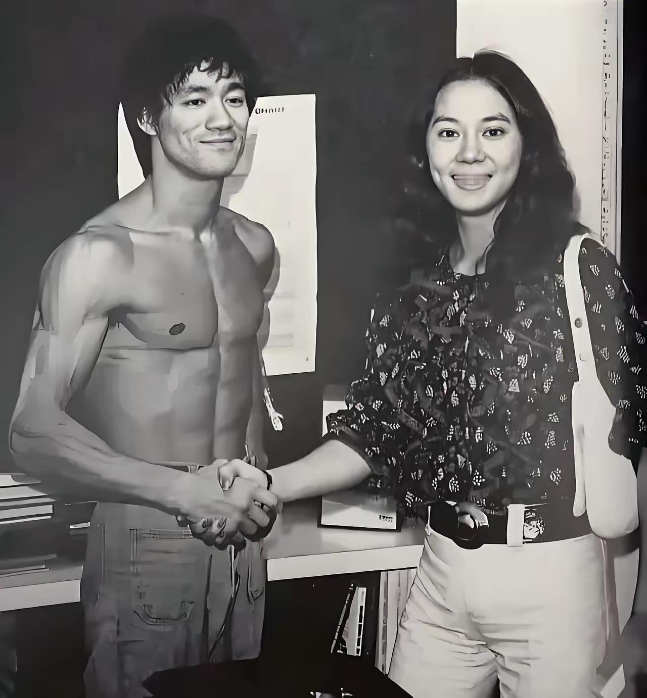 左边是李小龙，谁认识右边这位女士叫啥名字的？你就是历史高手。