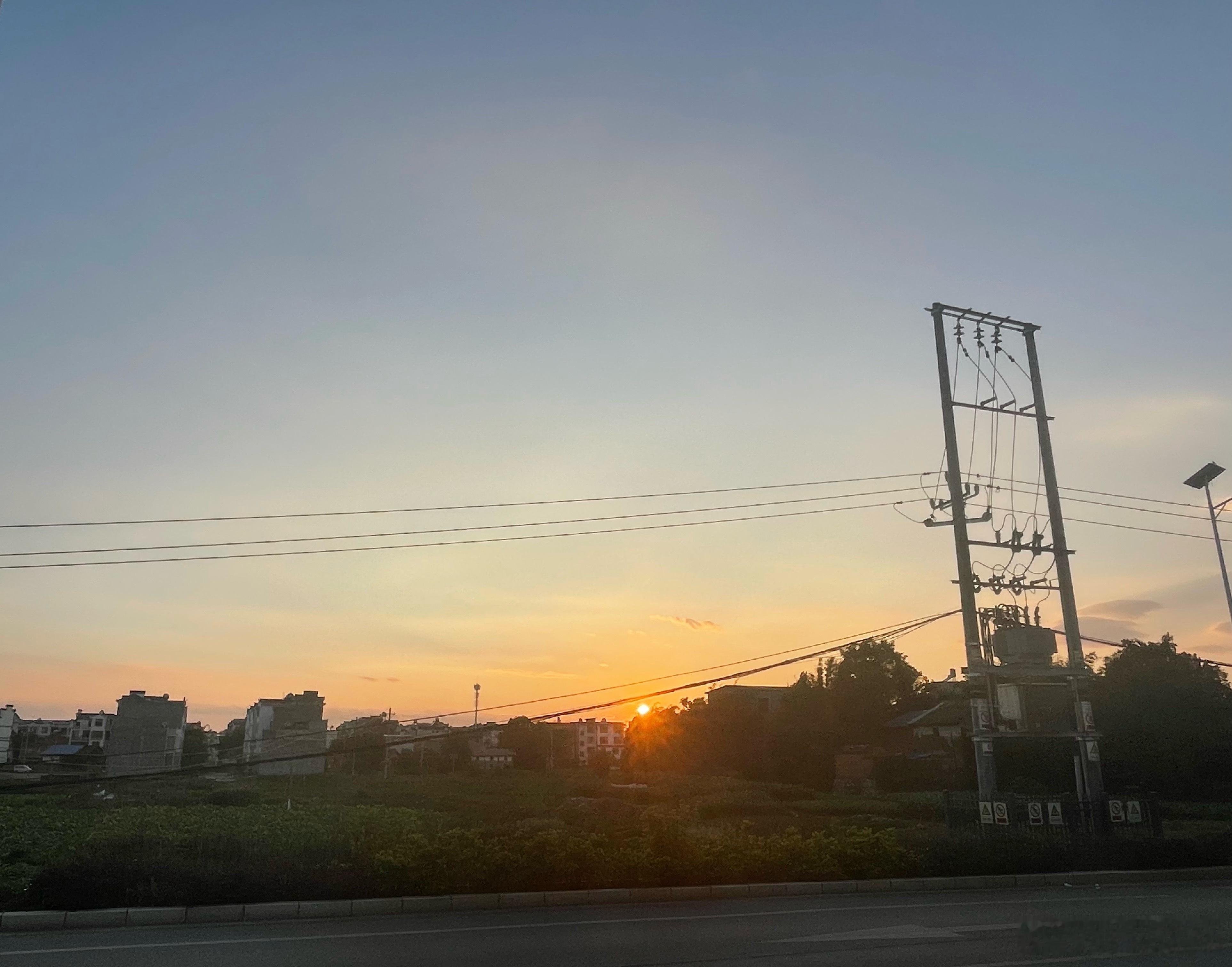 最近《有风的日落》风靡全网，适配视频内容多是退伍军人回忆往日军旅岁月的青葱记忆和