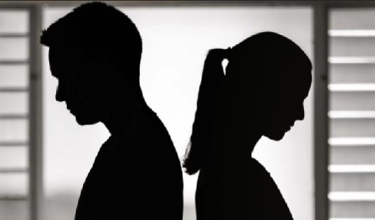 这事儿真让人惊掉下巴！云南的王某和丈夫李某结婚多年没孩子，李某一直谎称自己是肝病