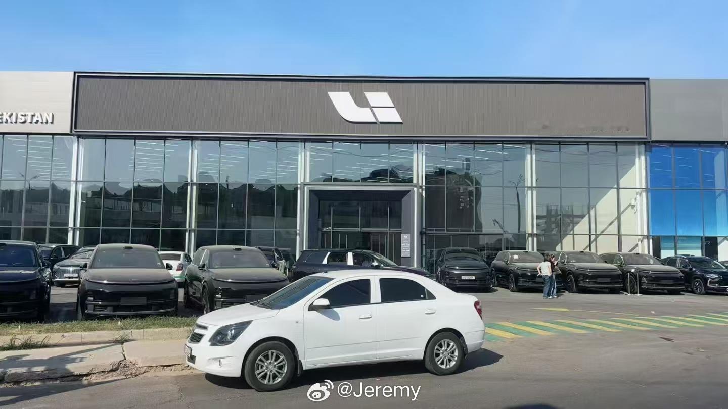 乌兹别克斯坦🇺🇿的理想汽车门店。