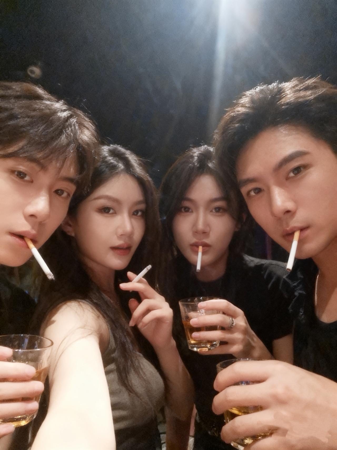 天蝎生于冬，故生性淡薄。有点上头