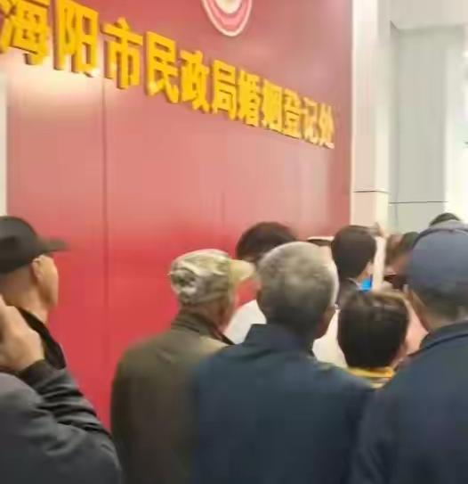 烟台海阳，近日民政局门庭若市，但奇怪的是，大多是老年人，他们都是来补办结婚证的，