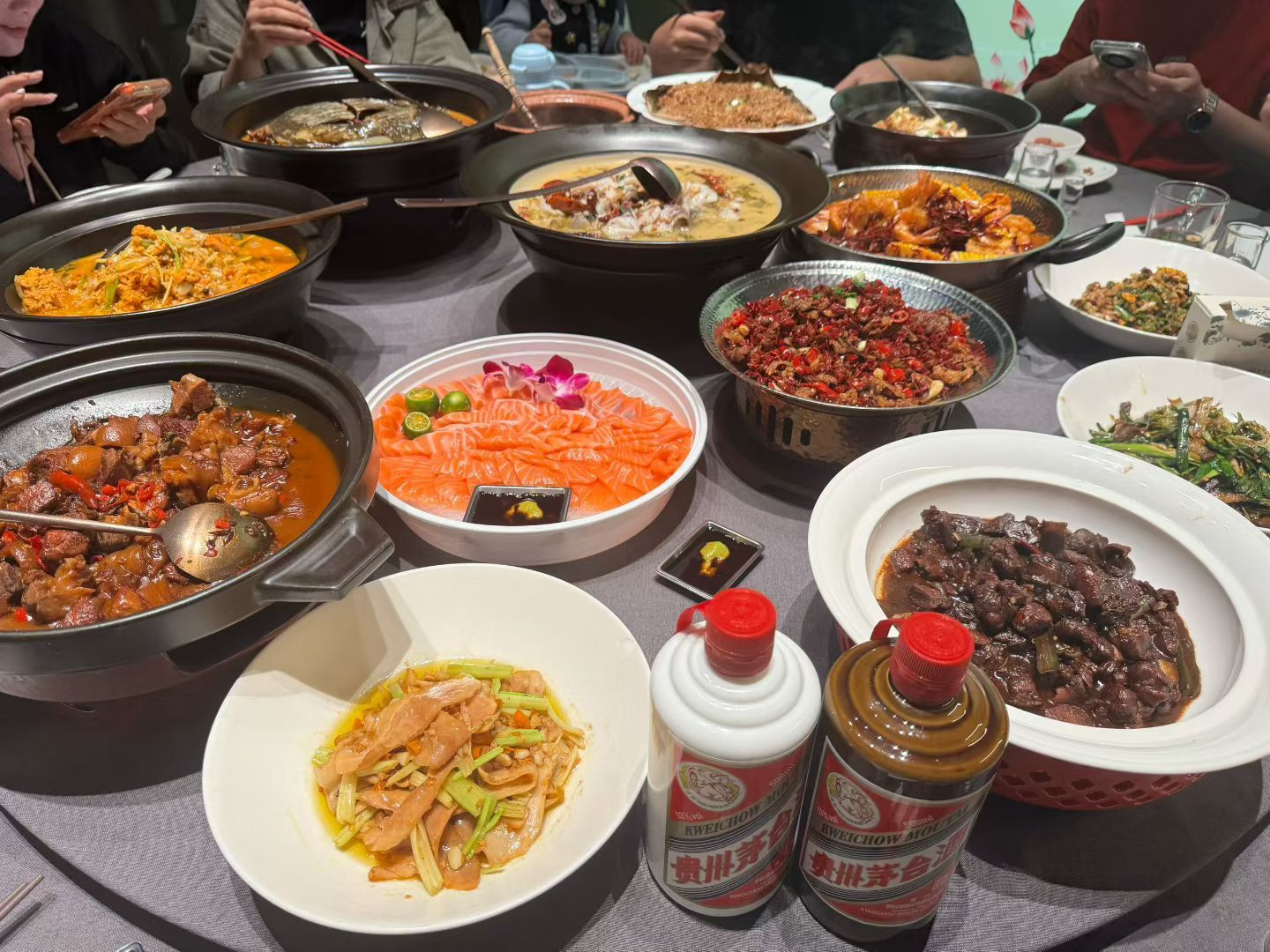 灯火万家时，最念是故人。愿今宵的圆月映照你所有的美好期许，新的一年，事事顺遂，温