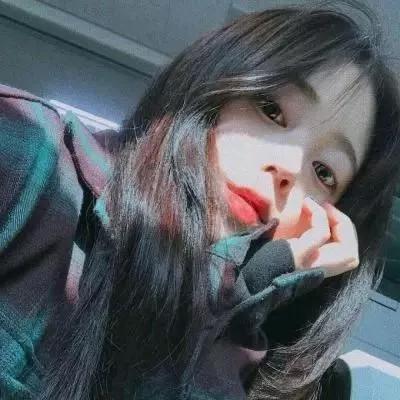 慵懒的午后，温柔的阳光洒在脸庞，享受片刻的宁静与美好。