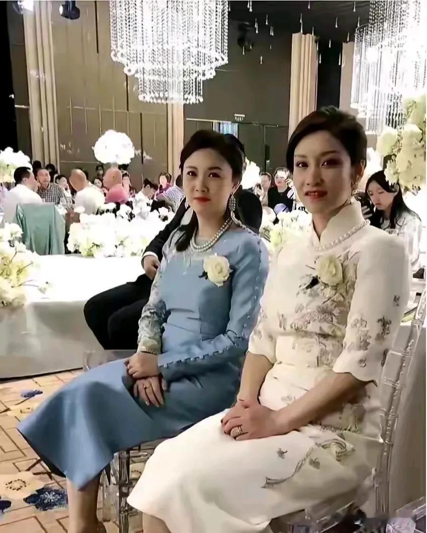 一看这对亲家母就觉得很古怪，就是想不明白，儿子婚礼现场她俩为什么会穿白色衣服，
