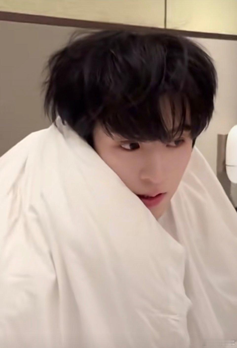 邱鼎杰就这么明目张胆把黄星包起来，想知道你们在里面干什么了