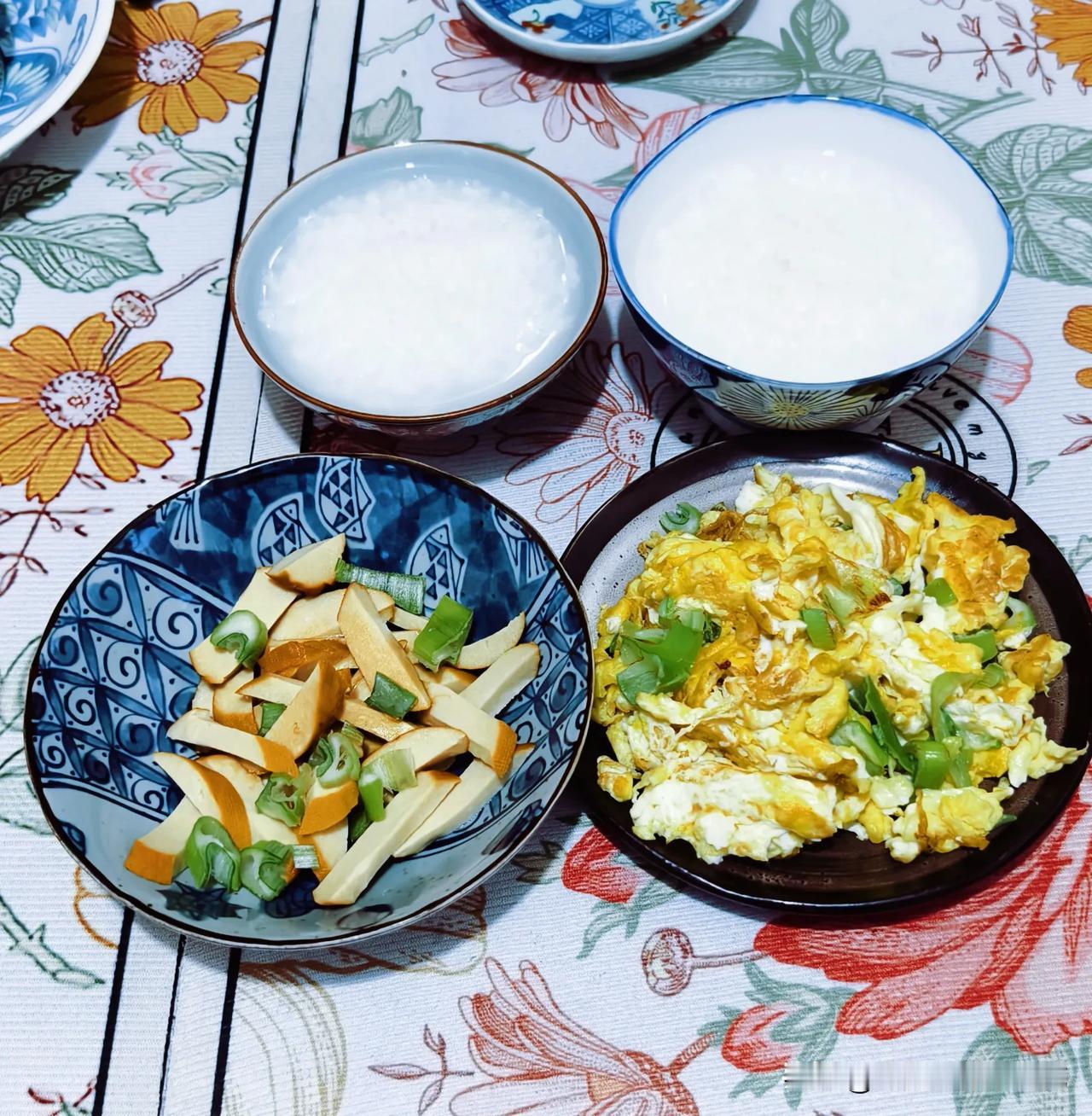 上午好，这个时间吃饭只能两餐并一餐了，早上腌酸菜了，忙完做饭吃饭，今年腌了10颗