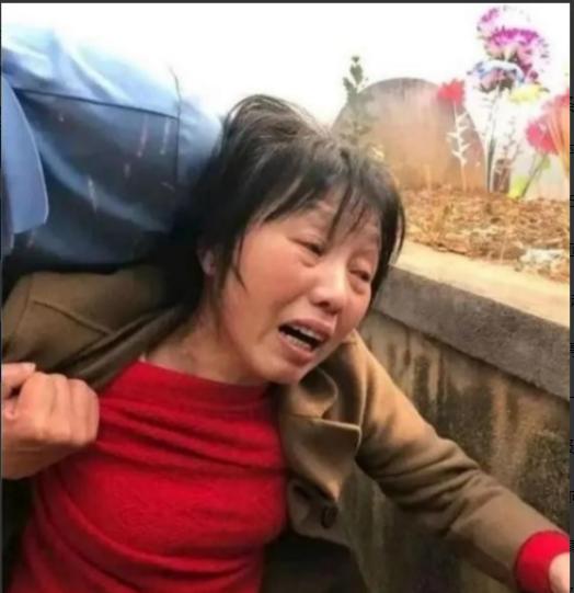 1984年，一战士为国捐躯，新婚20天妻子拒绝改嫁并坚持生下遗腹子。

红本本还