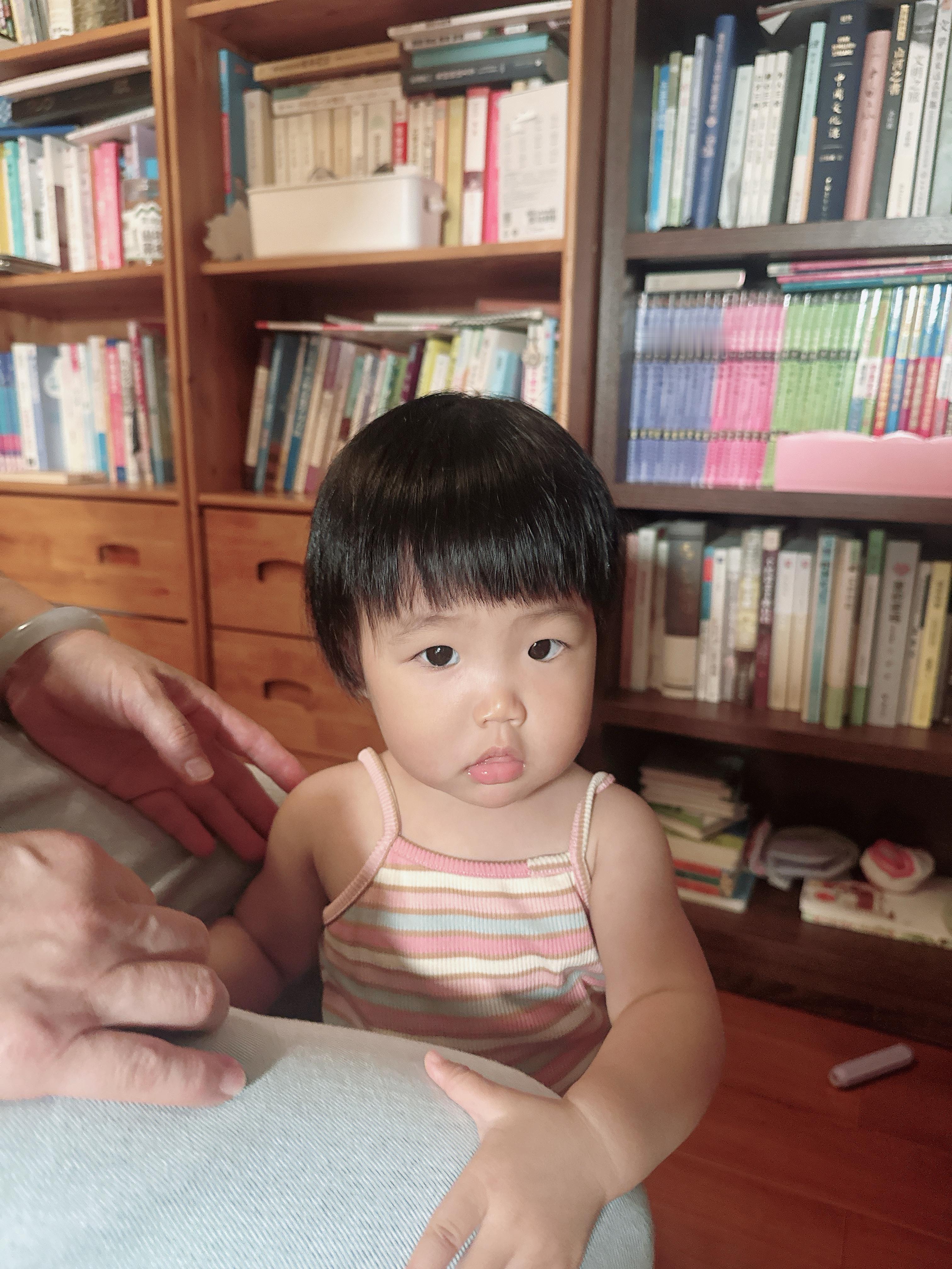 大家好这是我给她俩新剪的齐刘海我妈这次不剪了，说让我给她俩剪然后拿了一个外国齐刘
