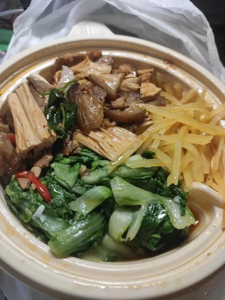 我最拿手的家常小菜还挺多。首推番茄炒蛋，这可是万能下饭菜。选熟透的番茄，把鸡蛋加