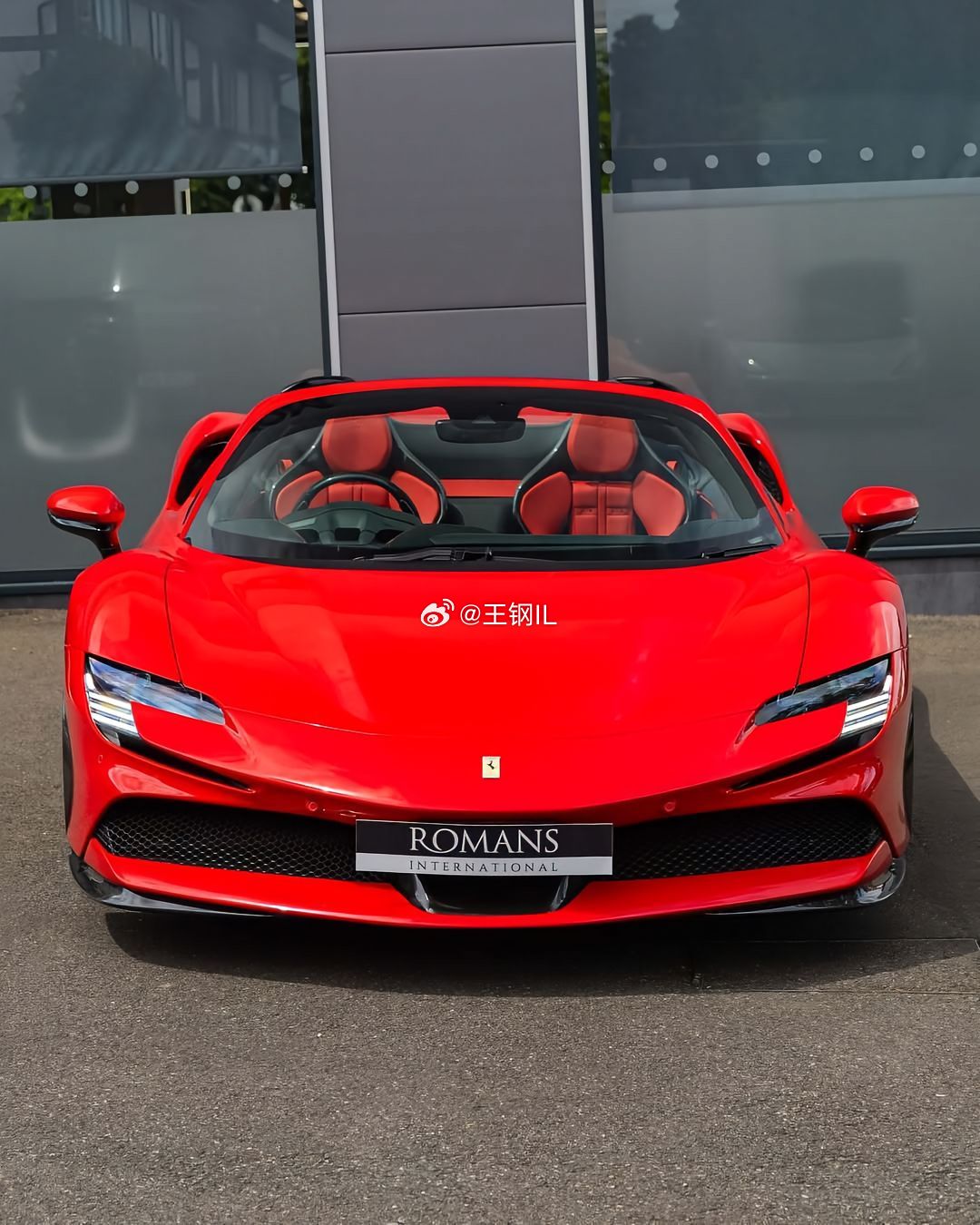 法拉利 SF90 Spider，不仅拥有超跑级别的性能，更增添了敞篷驾驶的戏剧性