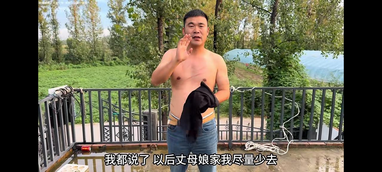 阿杜伤痕累累
晚上阿杜喝了酒之后，去丈母娘家找李佳说说话，可能是在外面喊门的时候