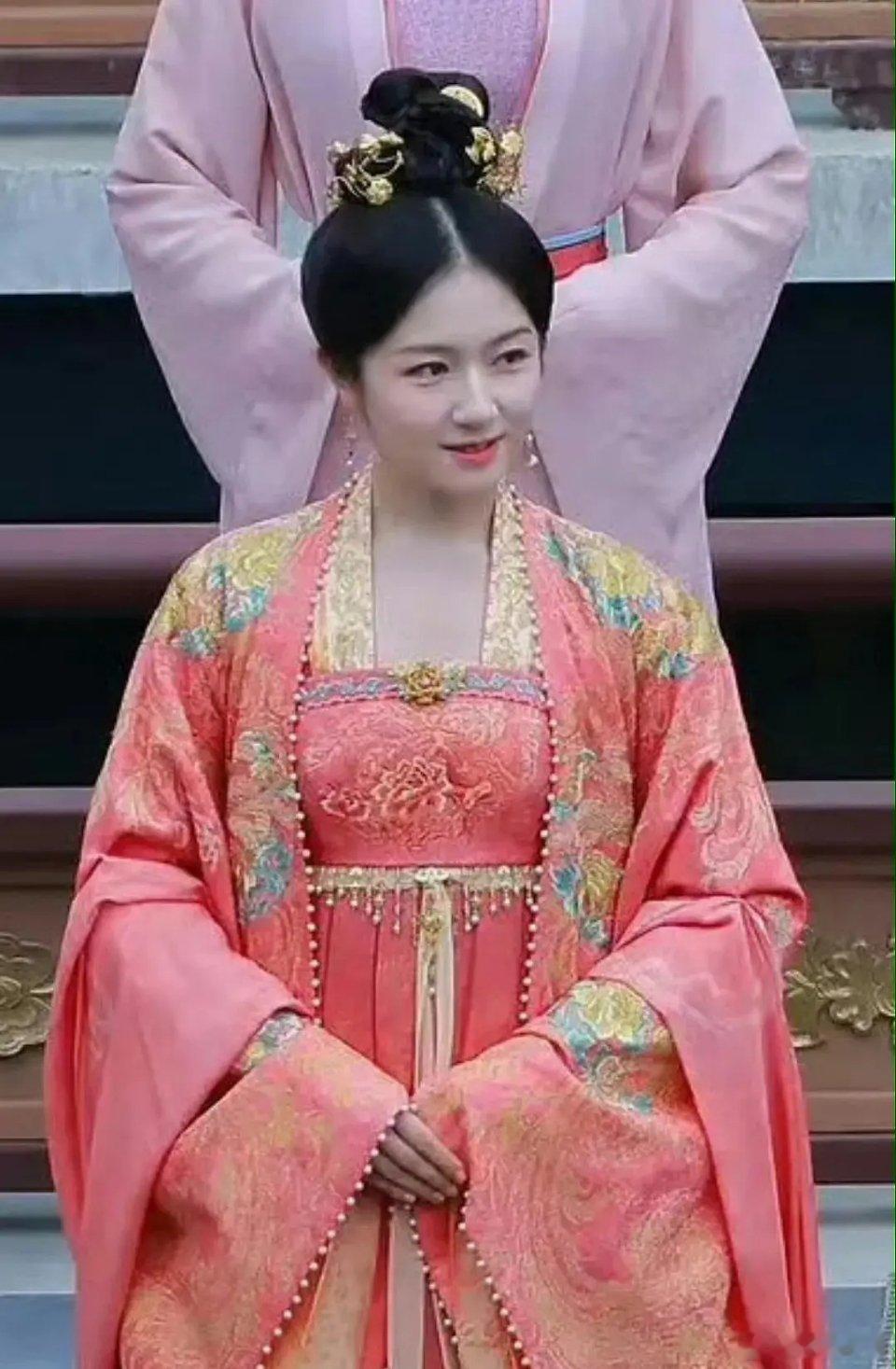 黄薇的妆造总是让人眼前一黑一黑 ​​​