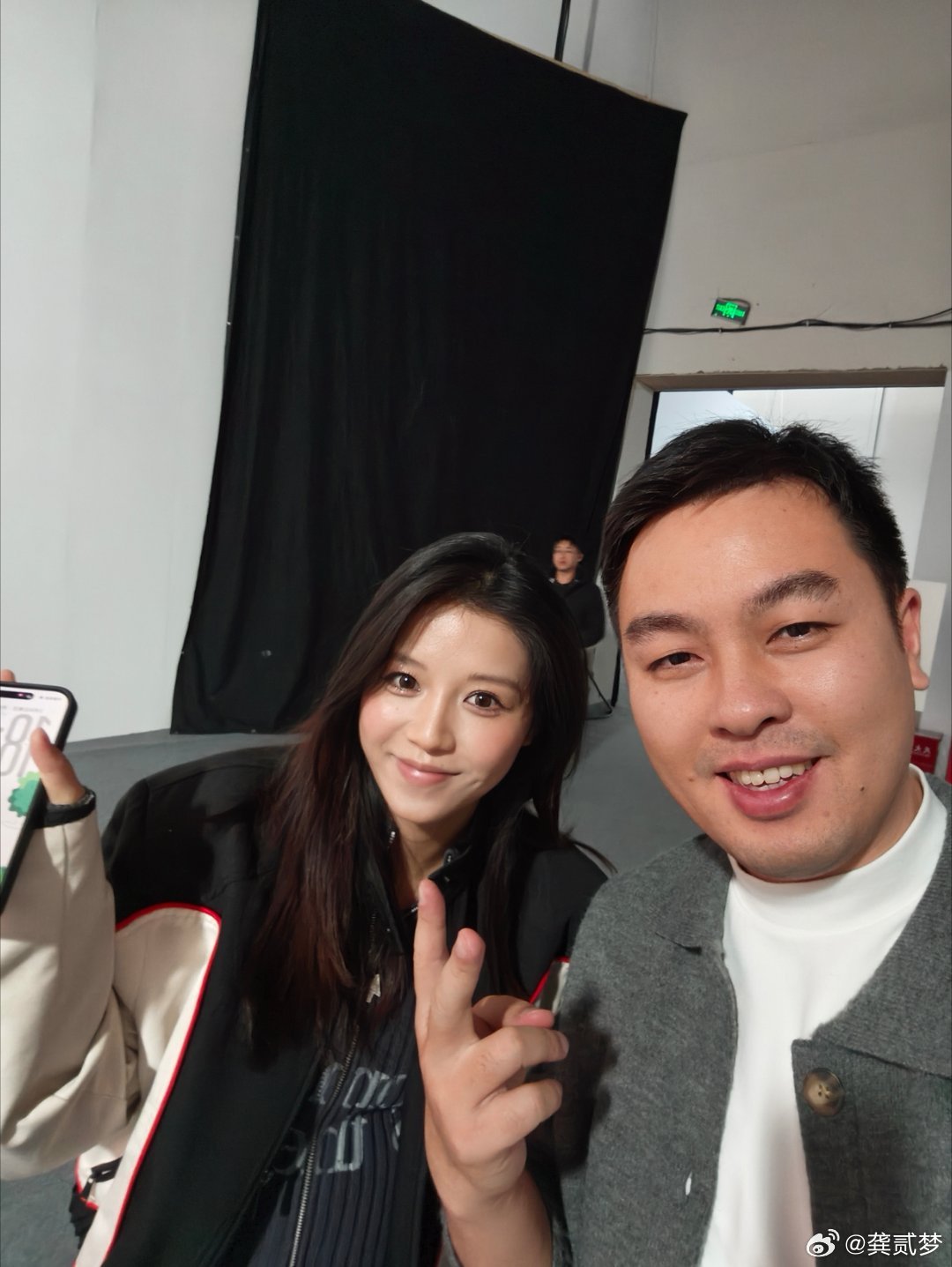 极氪的小敖也太努力了，赶过来等我们拍完插缝拍这台保密车顶着个肚子依然活力无限，自