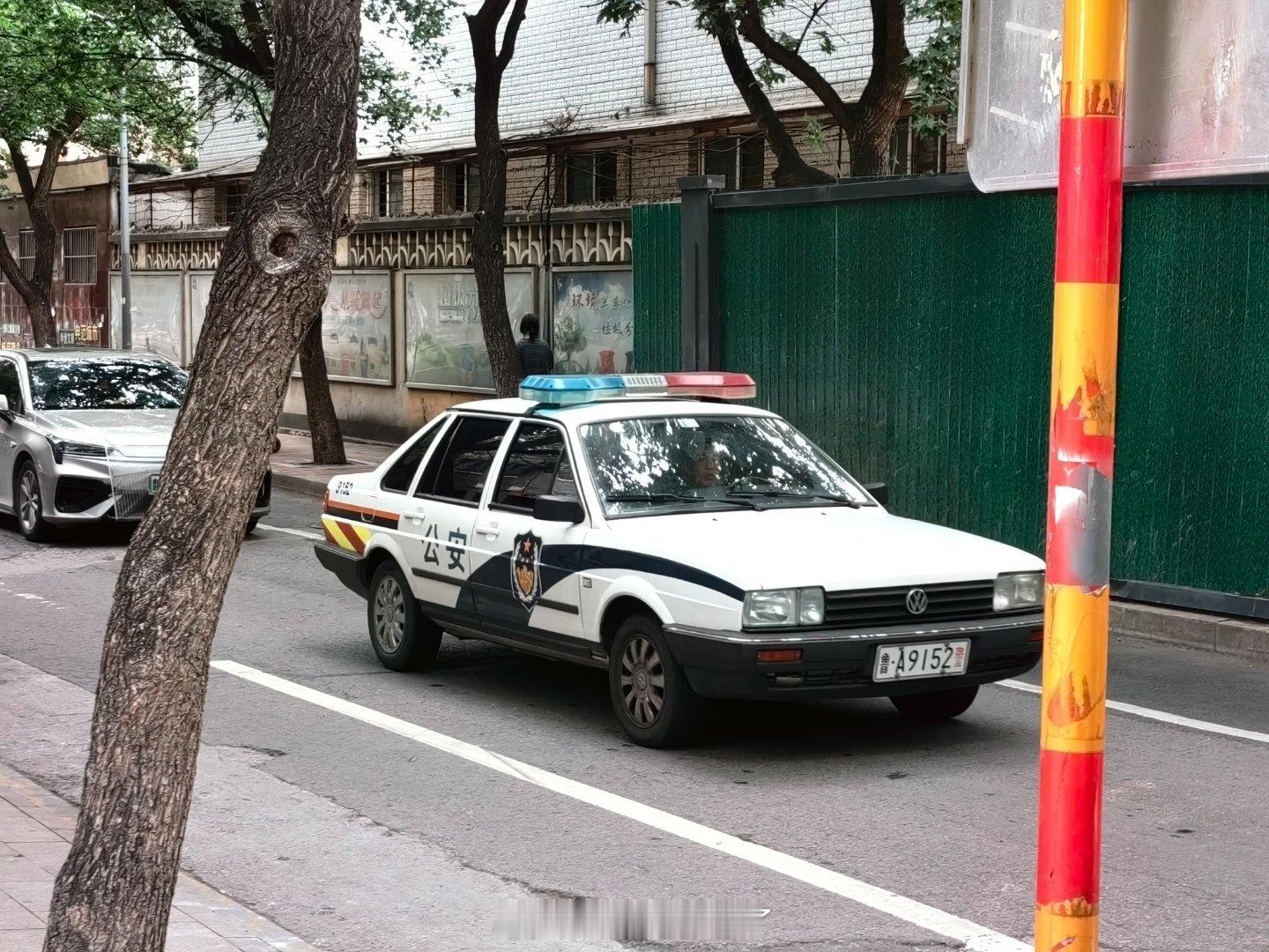 还得是大济南啊！多质朴的警车啊！[抱一抱][爱你]  ​​​
