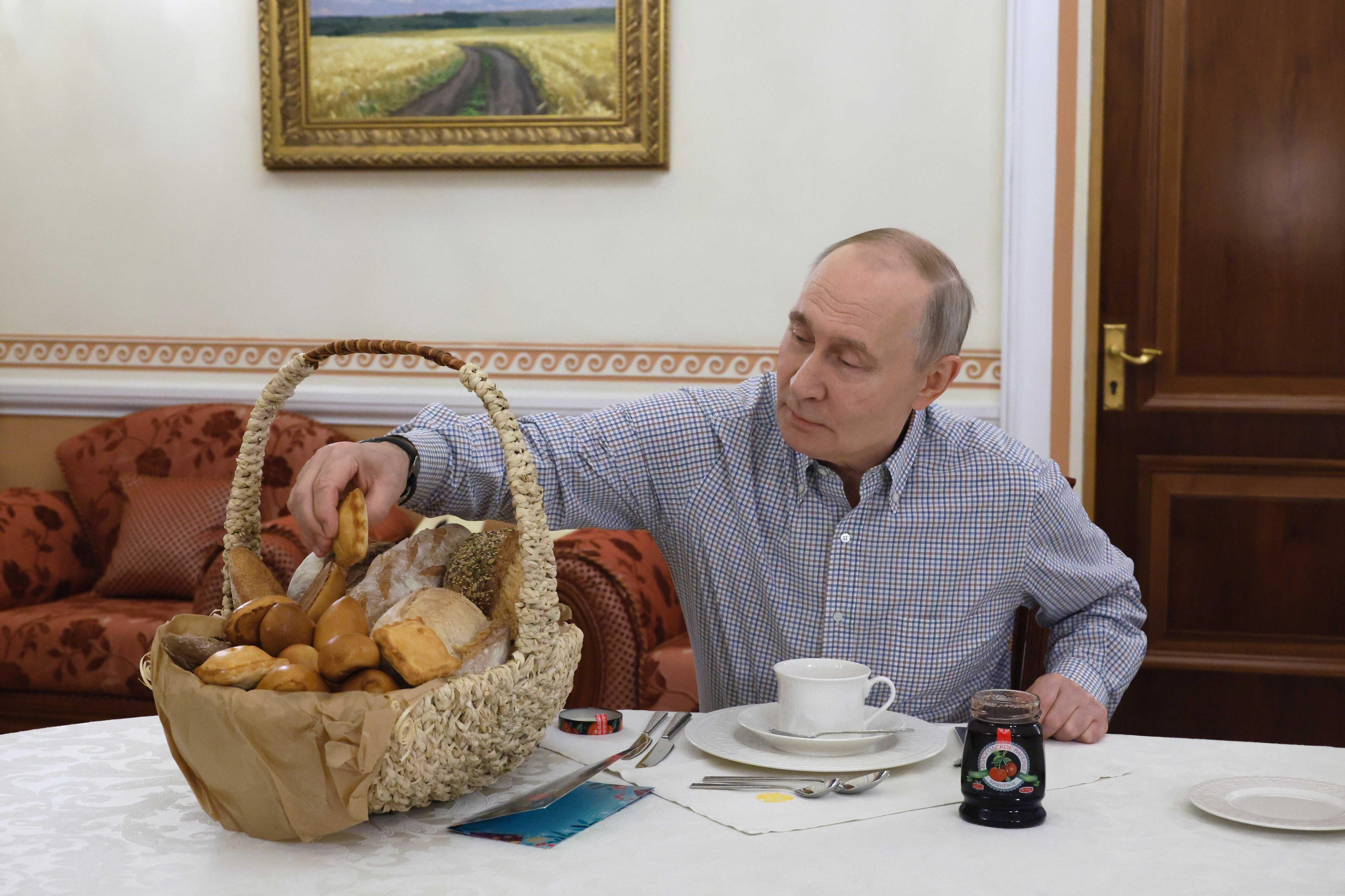 瓦洛佳小朋友  发两张高清的吃面包的图 