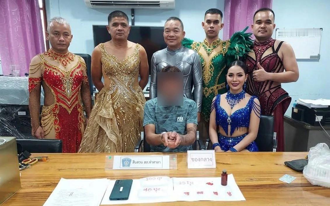 【一支主要由男性组成的泰国警察小队，伪装成女子舞蹈团侦破案件】

泰国警方日前上