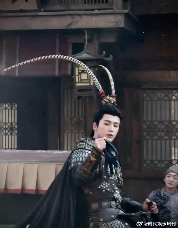 谁懂啊！张凌赫花篮直接送一整排，呼应《度华年》武安侯人设，给杰哥的排面硬是把“侯