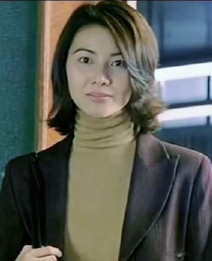 蒙嘉慧是个严重缺乏安全感的人，她在14岁时就面对妹妹的自杀，不要小看这件事带来的