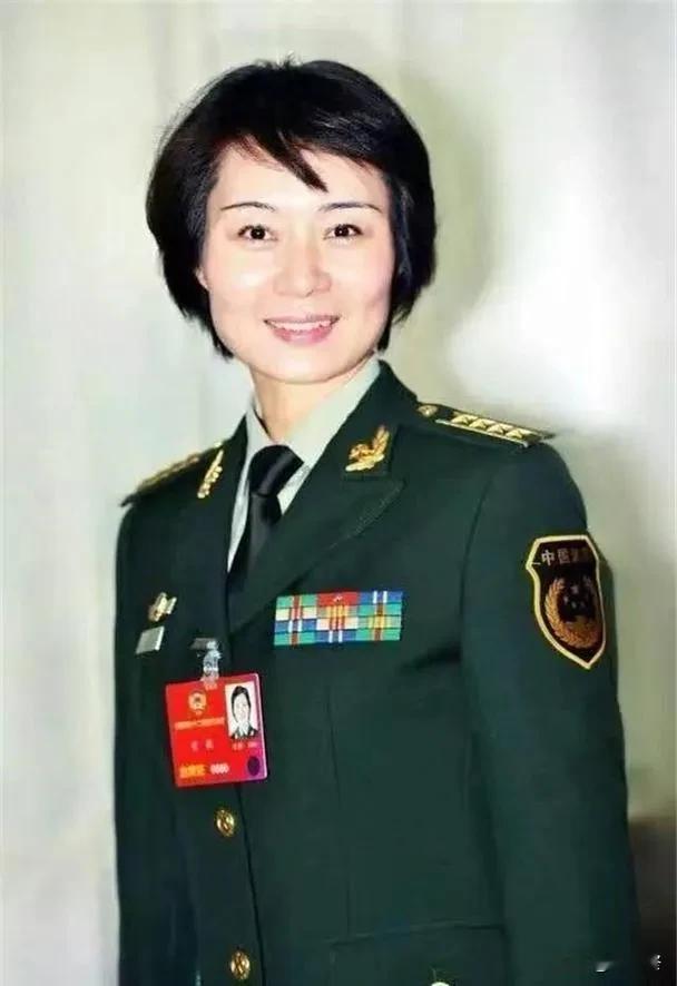 中国第一女特战武警雷敏，15岁被武警特战破格录取，57秒徒手爬5楼，至今无人能破