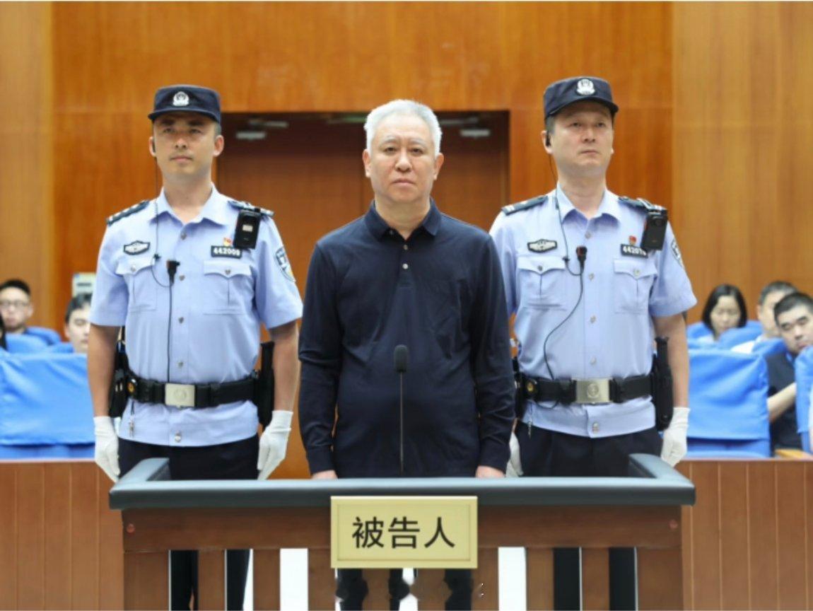 许家印一审被判无期许家印被判无期，并处没收个人全部财产。对违法所得继续追缴，不足