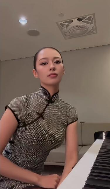 这两个美女都是天花板级别的，一个是弹钢琴的吉娜。一个是电影明星的神仙姐姐刘亦菲。