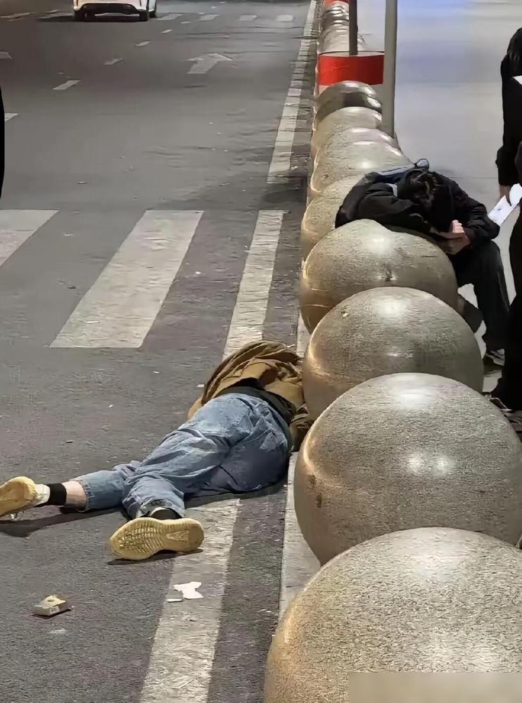 28岁小伙酒后给31岁女上司发微信：“再扣工资就娶你。”

说真的我看好多人酸这