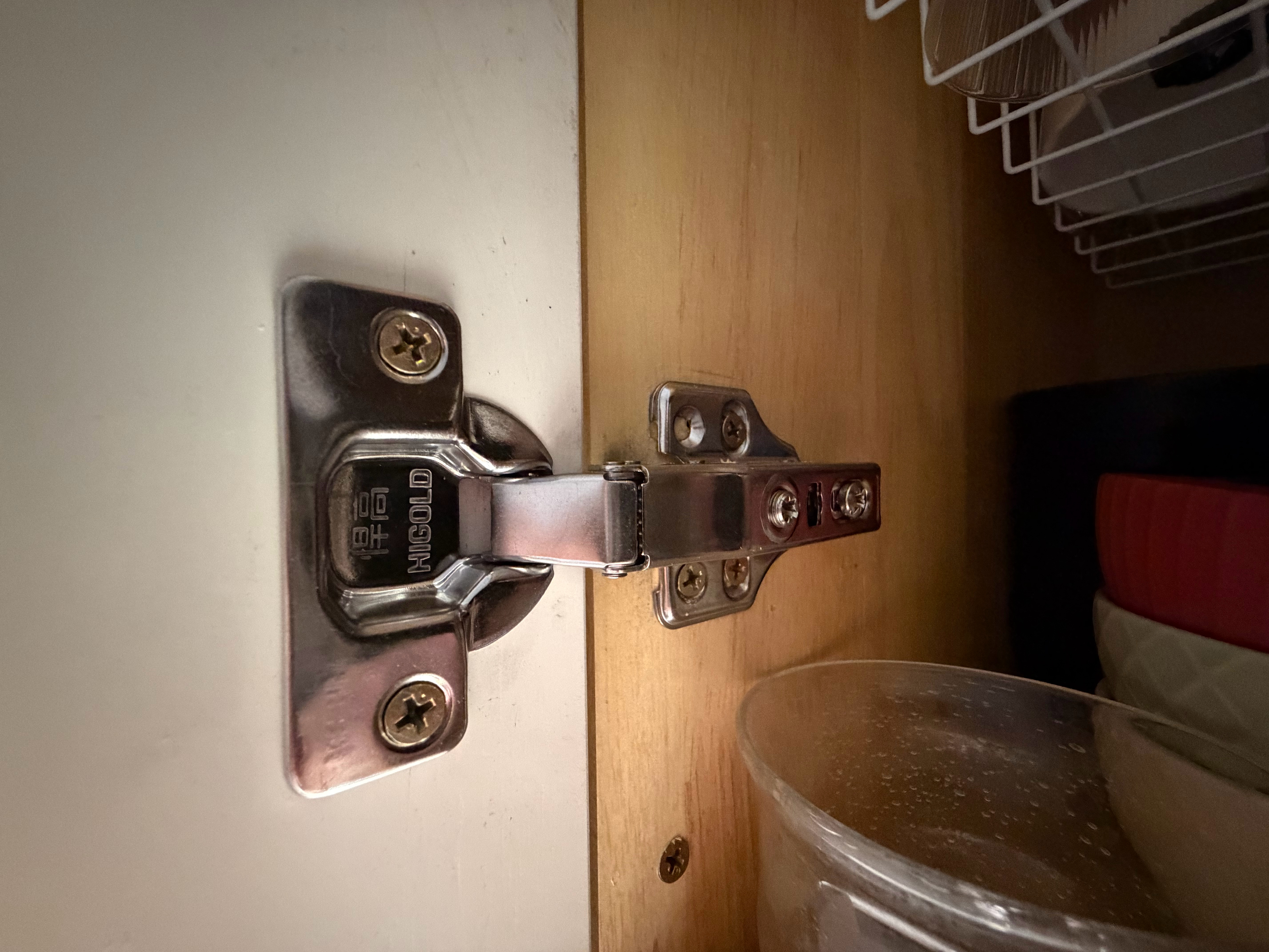 忙了一天没发微博，在家修合叶….九年前装修的时候什么也不懂，好像买到山寨货了….