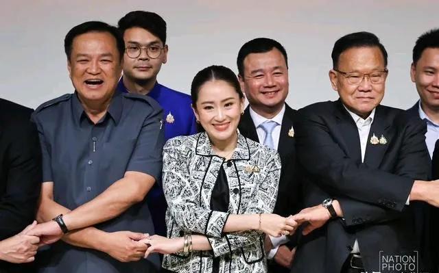 当年阿努廷佩通坦相处很愉快呀，他们笑容灿烂手拉手。如今他们一个成了前任总理，一个