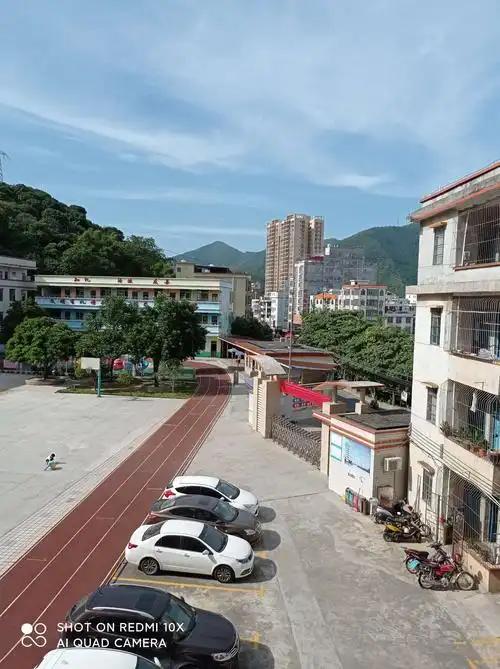 以前分重点班和普通班，孩子被早早贴上标签。进重点班的压力大，怕掉队；没进的容易自