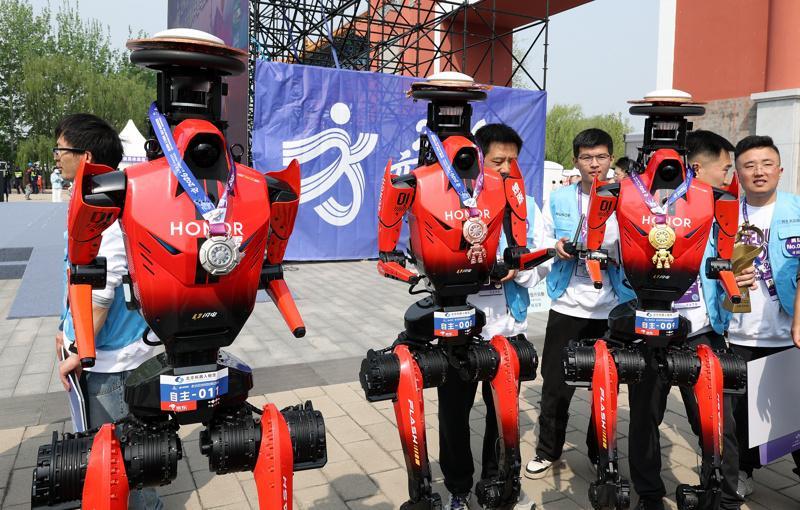 2026北京亦庄人形机器人半马赛场上，荣耀自研“闪电”机器人以一身“烈焰红”强势