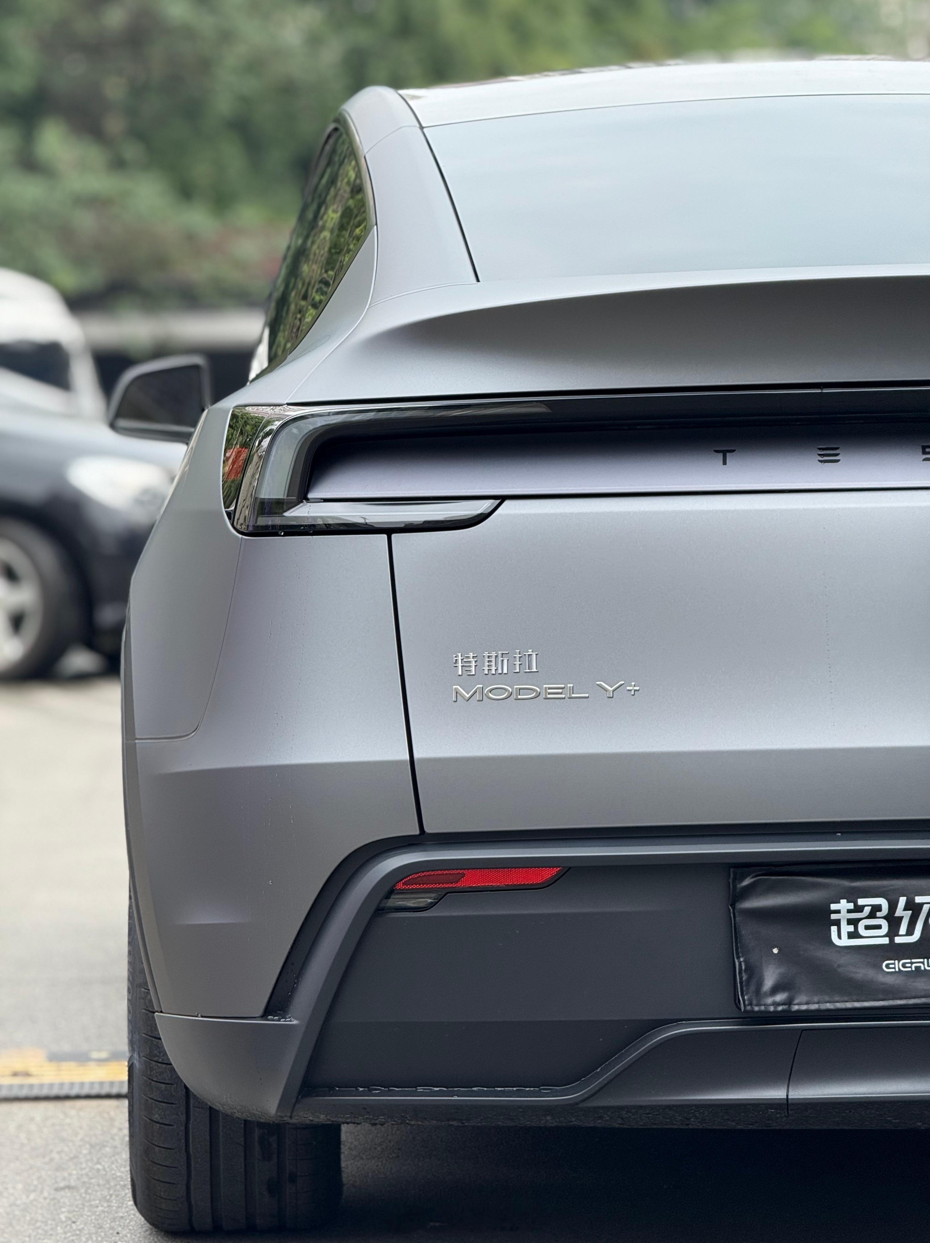 焕新版Model Y 山灰配色，沉稳低调，哑光质感压住了原车的科技锐利感。整车线
