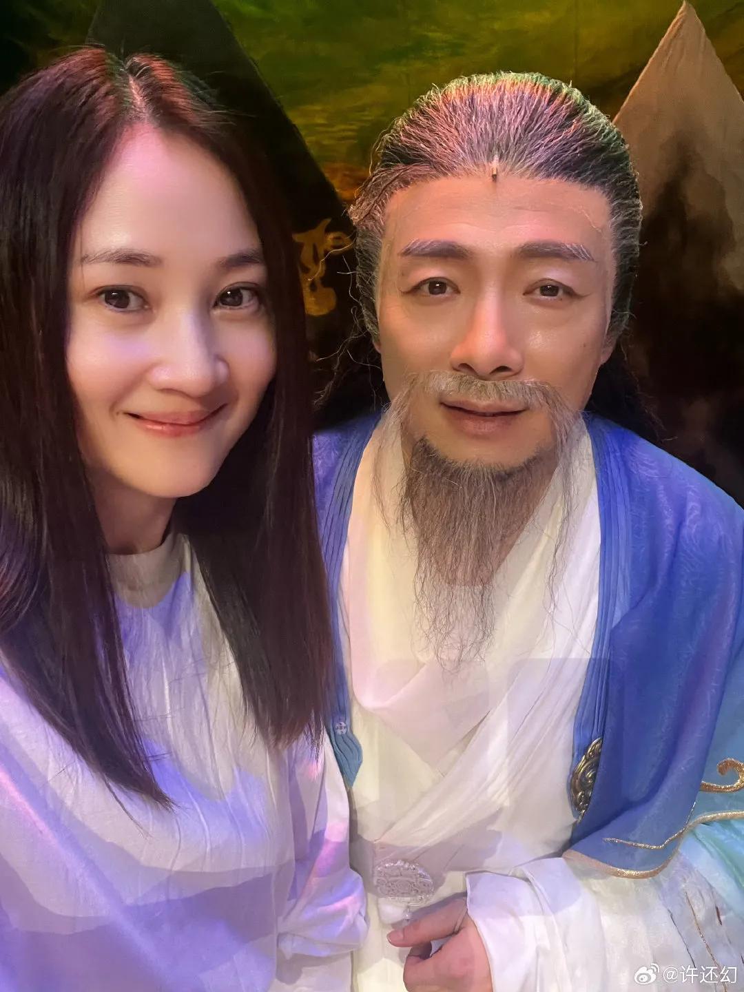 47岁许还幻罕露面，捧场祖峰刘天池夫妻话剧，已转型北电老师气质绝佳！
近日，许还