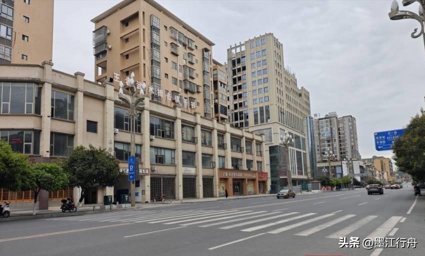 实探“15岁男生过斑马线被撞身亡”现场，警方称正研讨设红绿灯。3月16日清晨6时