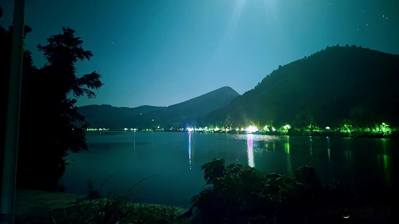 早晨与夜晚的梦幻乡村
    昨晚意外发再小屋河对面的​公路上有一排排亮点，经打