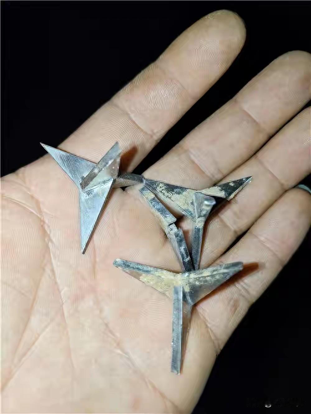 大连大黑石赶海路上遭遇三角钉扎胎，电影剧情竟照进现实？
 
最近大连大黑石发生一