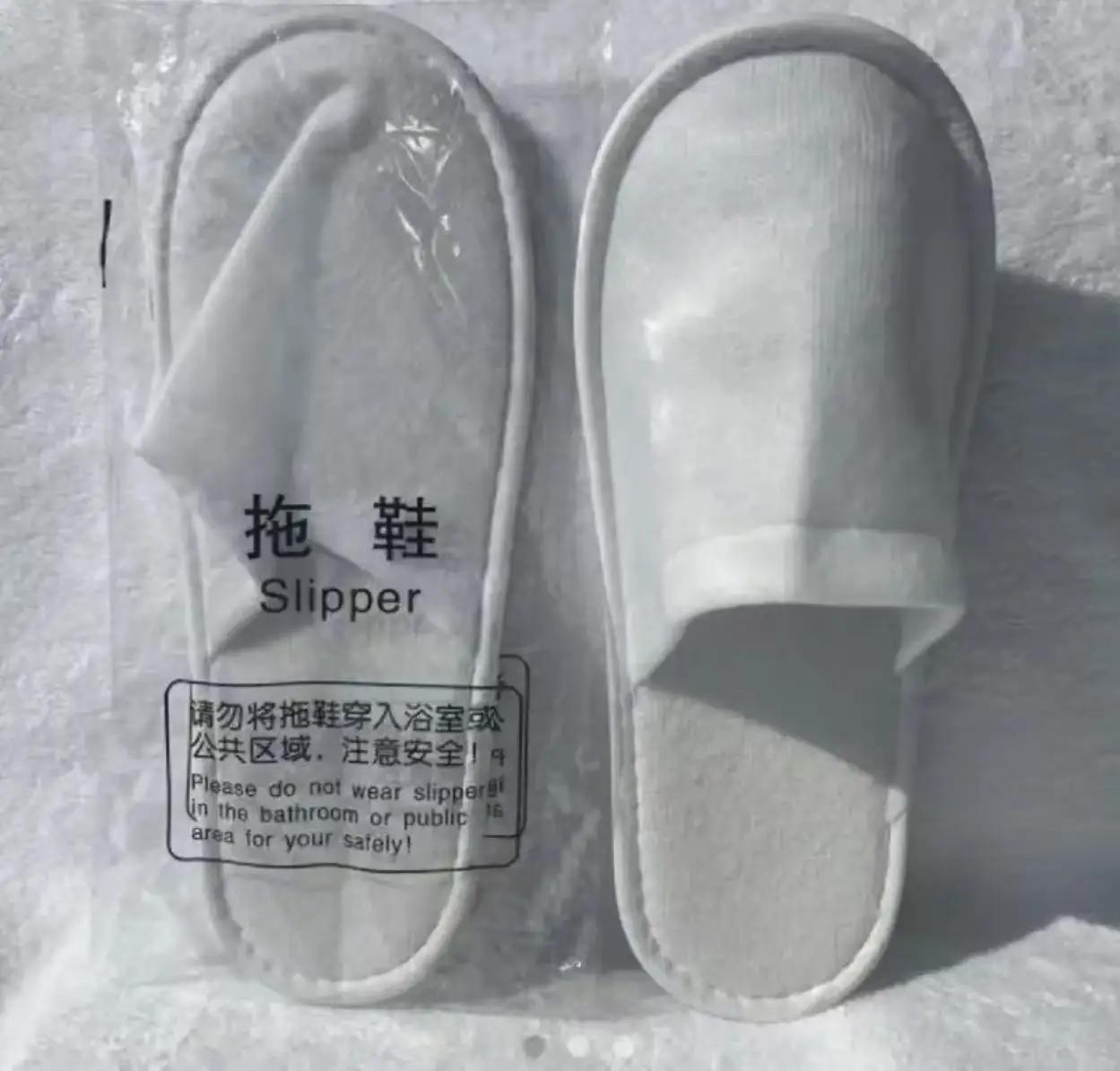 大妈住酒店穿一次性拖鞋，进浴室不慎滑倒将玉镯icon撞碎，反手起诉酒店要求赔偿1