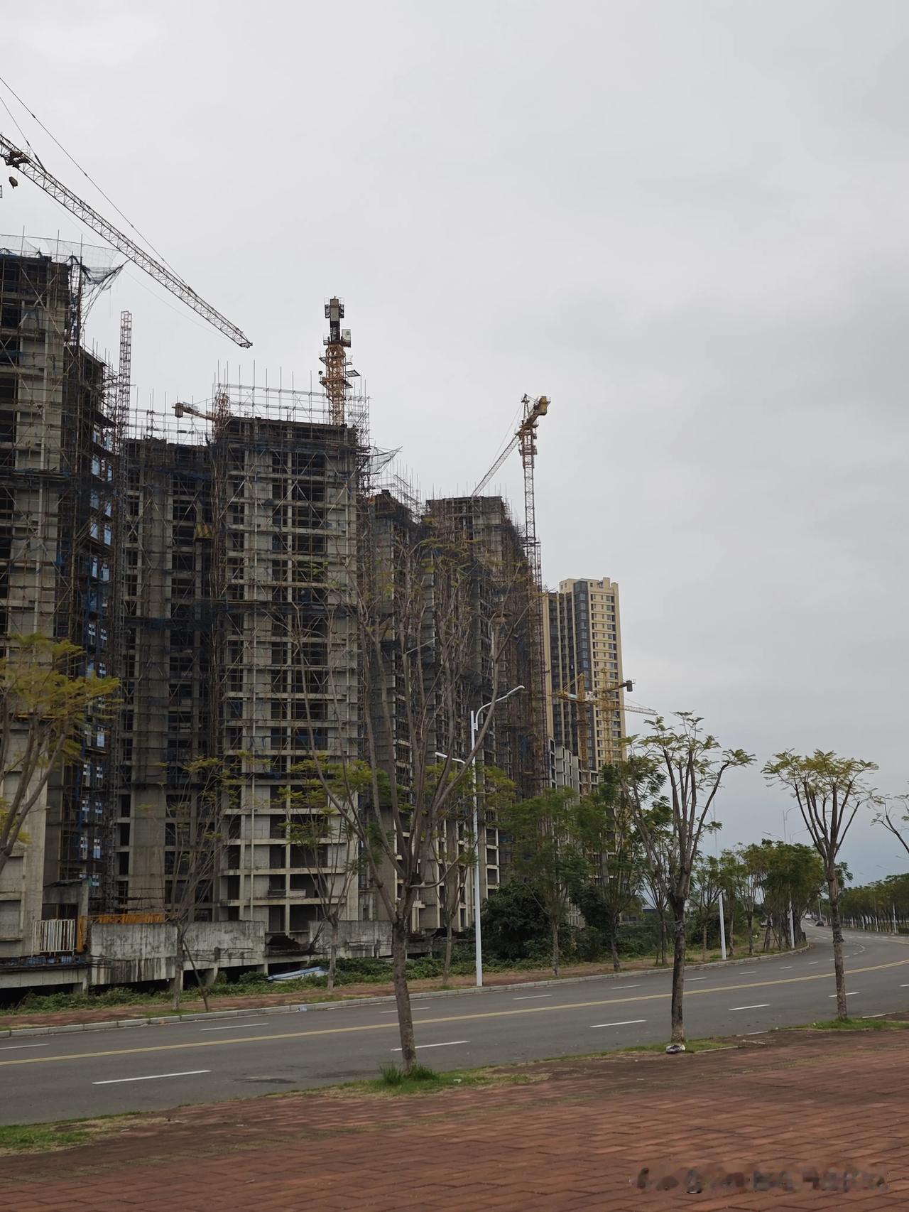 看着天泽奥莱时代烂尾楼还是挺可惜的，江景位置是真不错[灵光一闪][灵光一闪] 这