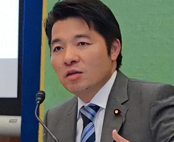 日本议员来中国“串门”，嘴上谈友好，兜里揣着三个伸手要东西的清单。
 
8月24