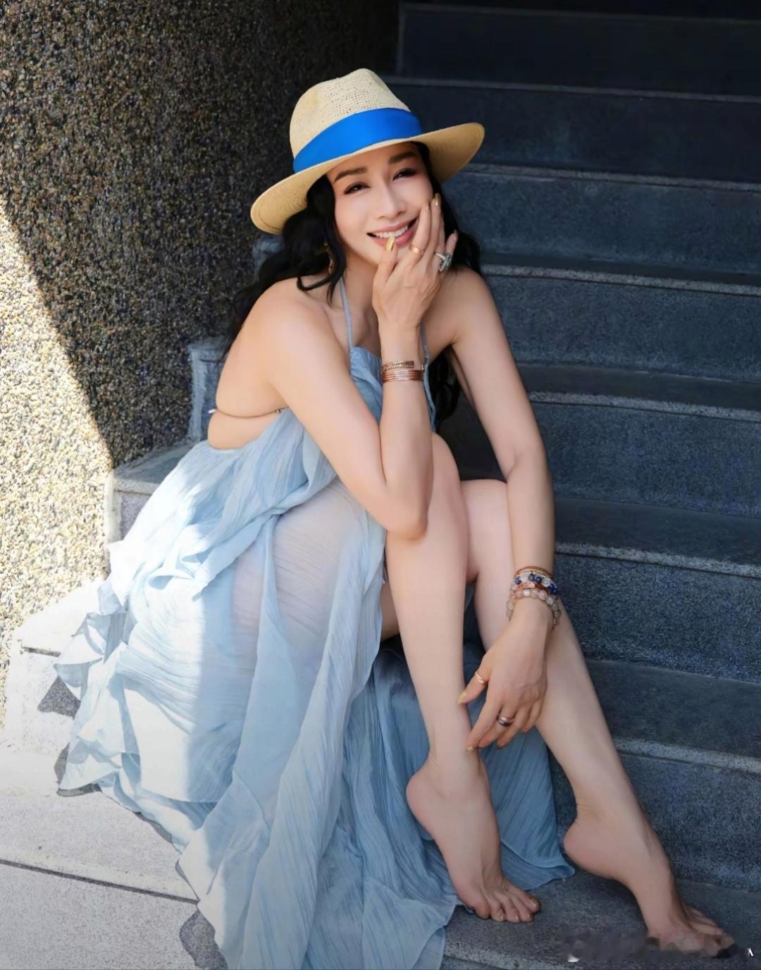 钟丽缇的脚可真漂亮。 