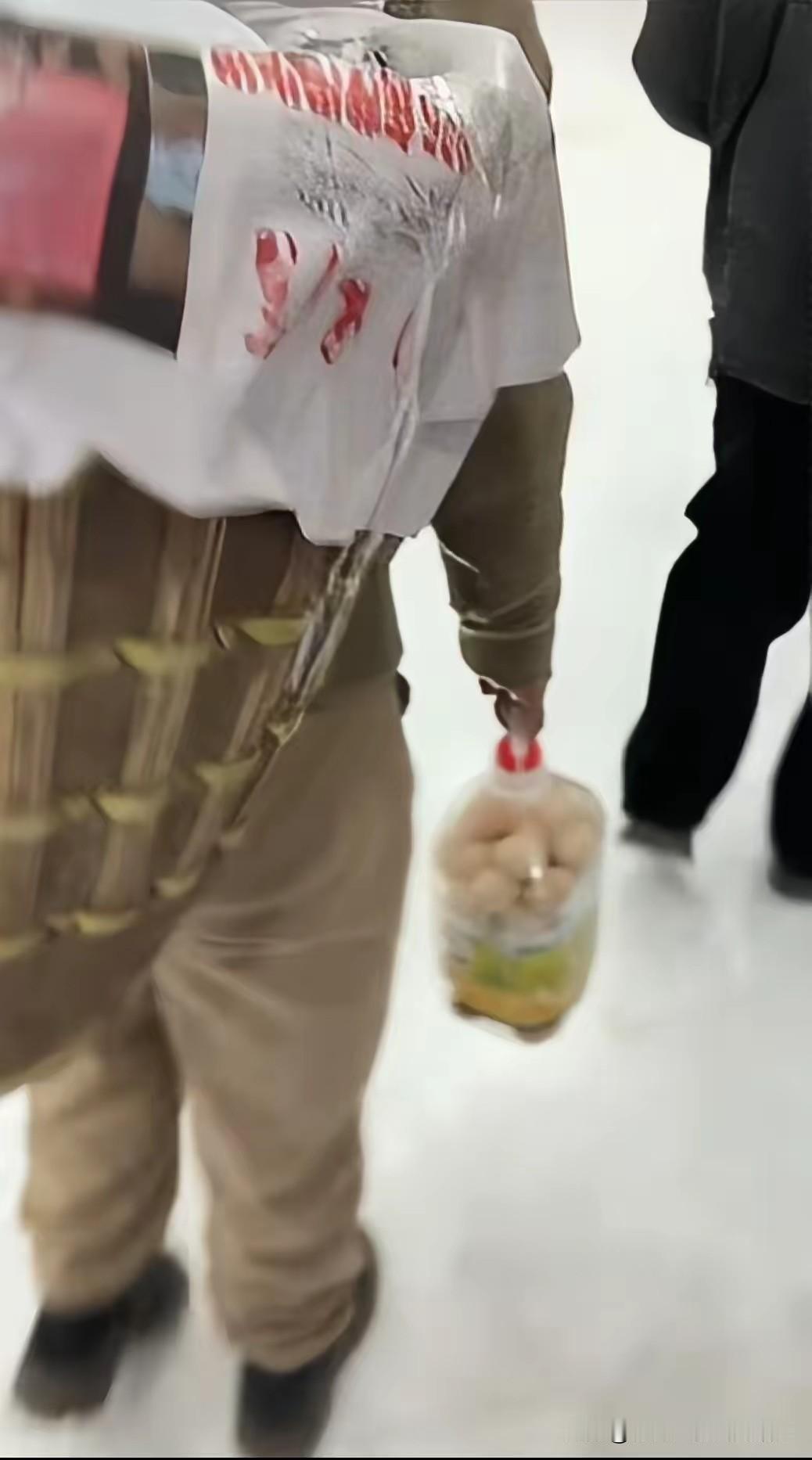 🔥 全网刷屏的暖心一幕：华西医院大姐送猪蹄鸡蛋
 
在成都华西医院神经外科，一