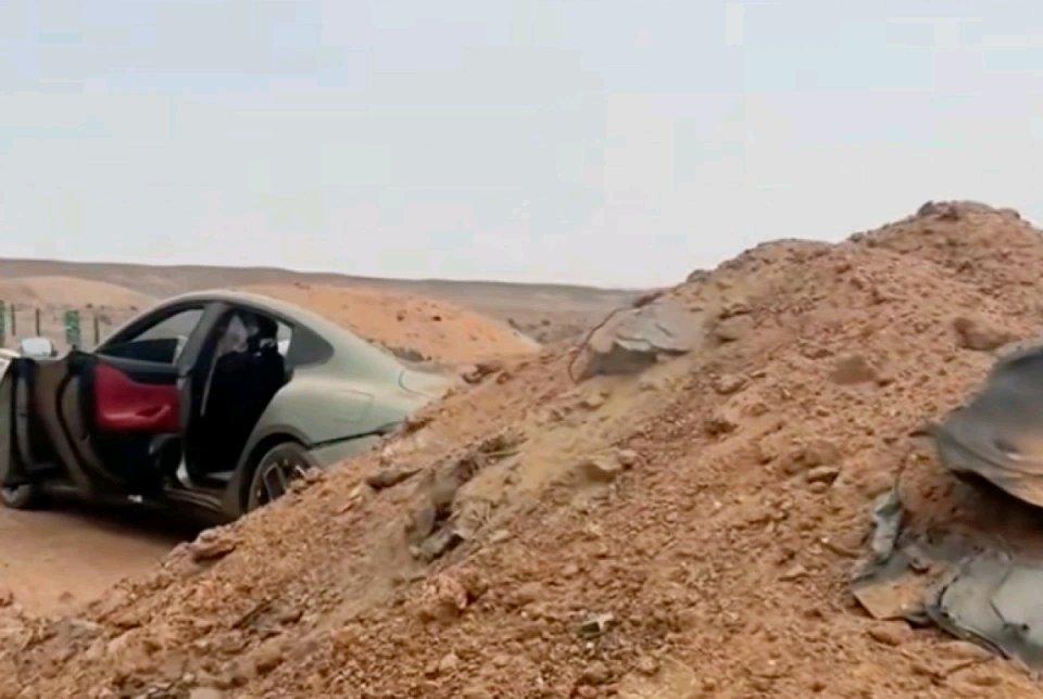 女子开启辅助驾驶撞上土堆车辆腾空飞起，安全气囊弹出，当事人发声据了解，这起意外发